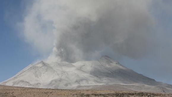 Volcán Ubinas continúa expulsando grandes columnas de ceniza