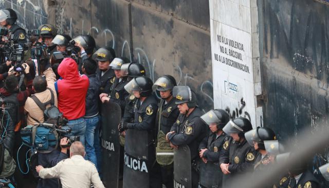 Un numeroso grupo de evangélicos llegó hasta la explanada del estadio de Alianza Lima. Lucían polos, tenían equipos de soldadura y borraron los símbolos del equipo de fútbol. (Foto: Lino Chipana / El Comercio)