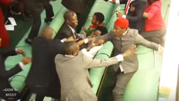 Uganda: Sesión del Congreso se convirtió en una batalla campal. (Foto: Captura de YouTube)