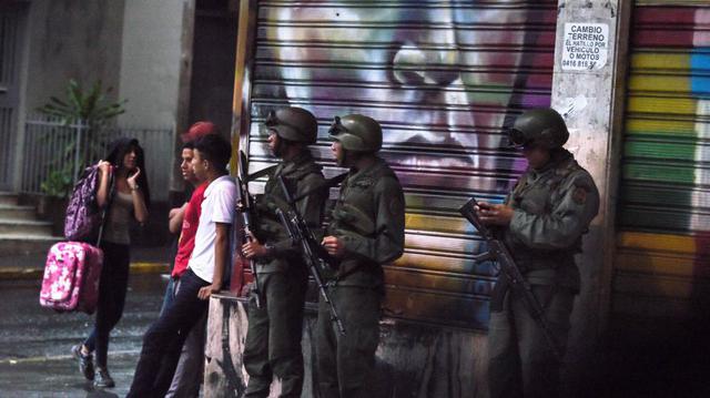 Las primeras fotos tras el atentado con drones explosivos contra Nicolás Maduro. (Foto: AP)