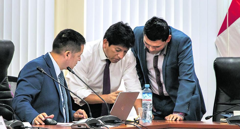 Américo Gonza (derecha), de Perú Libre, tuvo el voto dirimente. Su asesor Josué Gutiérrez (centro) precisó el añadido de las redes sociales. (Foto: Congreso de la República)