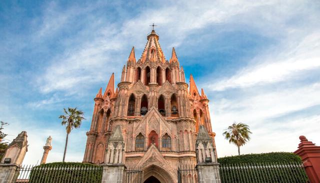 La Parroquia de San Miguel Arcángel. Su estructura y diseño es de estilo neogótico, que data desde el siglo XVII. Es famosa por torres y su santuario ornamentado.  
Foto: Shutterstock.