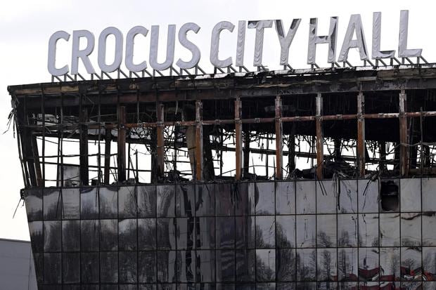 La sala de conciertos incendiada del Crocus City Hall en Krasnogorsk, en las afueras de Moscú, el 26 de marzo de 2024. (Foto de NATALIA KOLESNIKOVA / AFP).
