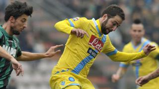 Napoli venció 2-0 a Sassuolo y sigue tercero en la Serie A