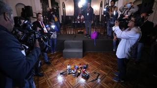 Gobierno impide ingreso de medios peruanos a su conferencia y genera protesta de periodistas nacionales 