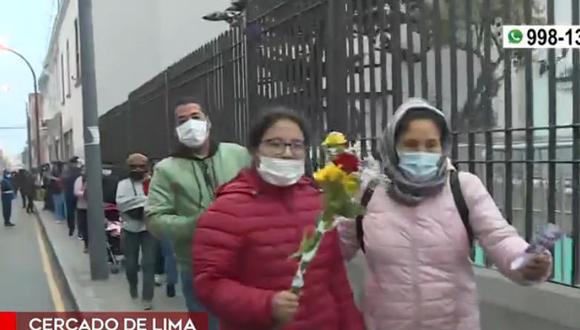 Con rosas y cartas llegan los devotos de Santa Rosa de Lima al santuario ubicado en la avenida Tacna, en el Centro de Lima. (Captura: América Noticias)