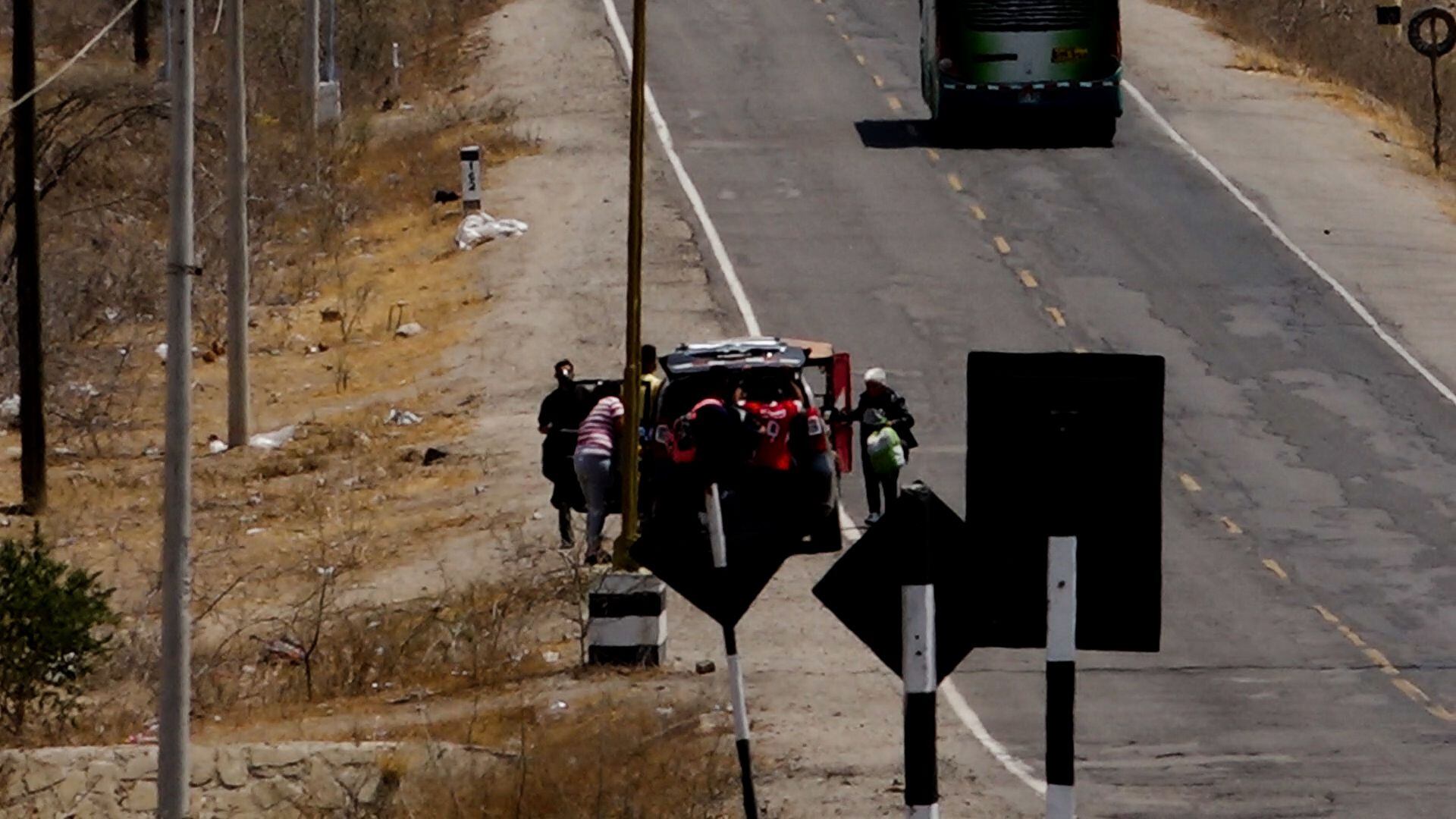 En una mototaxi pueden trasladar a familias enteras de venezolanos. Acá se observa a una mujer llevando a un niño en brazos. (Foto: Carls Mayo)