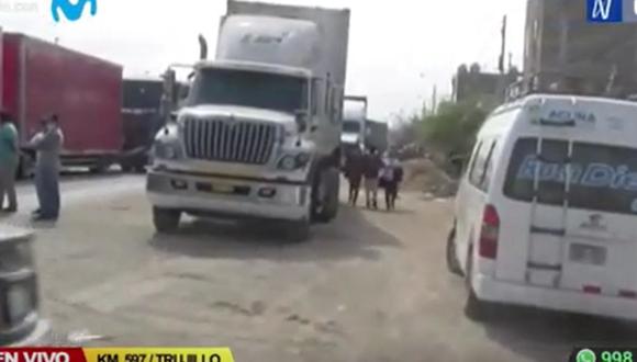 El tránsito en la carretera Panamericana Norte en La Libertad fue reabierto tras la paralización acatada por ronderos | Foto: Captura de Canal N