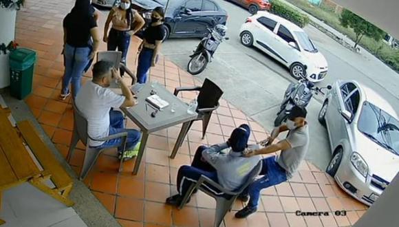 Un ladrón y un vigilante murieron en el frustrado robo en Cúcuta, Colombia. (Captura de video).