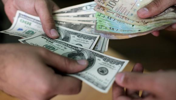 El salario mínimo en Venezuela pasó de 5,22 dólares a 20,9 dólares de acuerdo a la tasa oficial de cambio (Fuente: AFP)