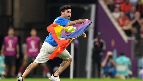 Joven invadió el campo en el partido Uruguay vs. Portugal como señal de protesta. (Foto: EFE)