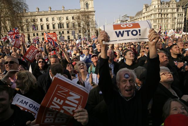 Los ciudadanos del Reino Unido salieron a las calles para manifestarse, a favor y en contra del Brexit, luego que el Parlamento británico rechace por tercera vez el acuerdo de salida de la Unión Europea. (AP)