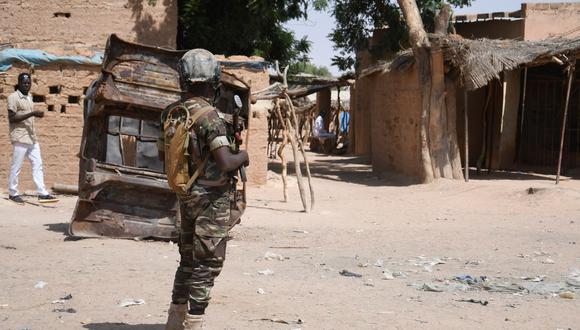 Un soldado de Níger monta guardia en una calle cercana a un mercado en Banibangou, el 6 de noviembre de 2021, donde 69 personas murieron en una emboscada yihadista el 2 de noviembre de 2021. (Foto referencial, BOUREIMA HAMA / AFP).