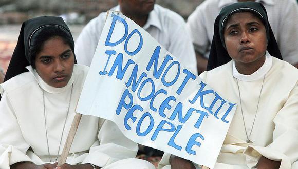 Los cristianos son una minoría religiosa en la India. El cartel reza: &quot;no maten a gente inocente&quot;.