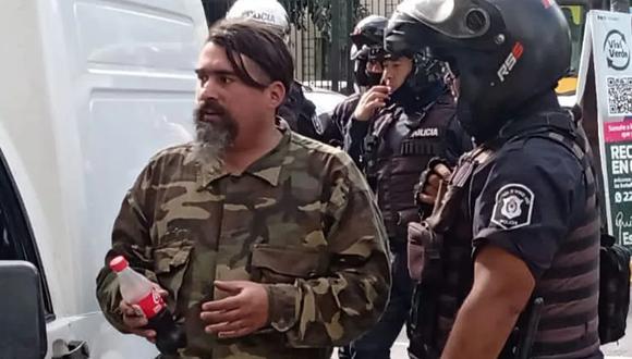El hombre que fue detenido por amenazar con un fusil de aire comprimido a una conductora en el centro de La Plata.
(Télam Agencia de noticias).