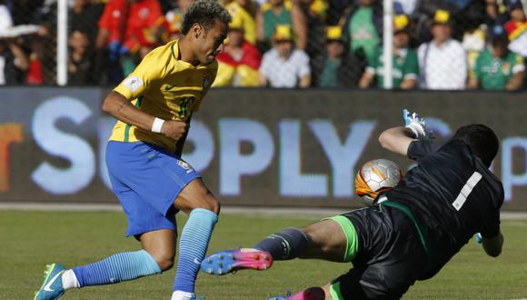 Neymar tuvo la oportunidad ideal para cederle la pelota a Paulinho en el área. Sin embargo, el atacante de Brasil prefirió rematar a la portería de Bolivia. El disparo fue bloqueado por Lampe. (Foto: Agencias)