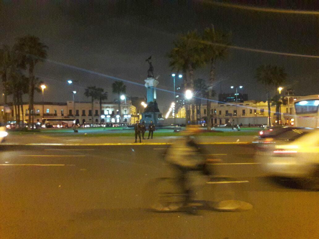 Docentes en huelga fueron dispersados por la Policía Nacional. Ellos se encontraban en la plaza Bolognesi. (Foto: Juan Pablo León / El Comercio)