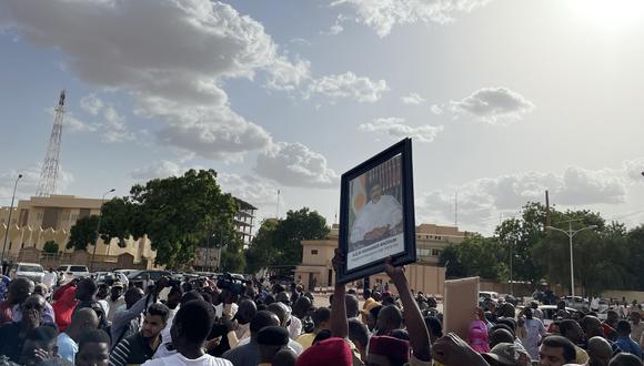 Los partidarios del presidente de Níger Mohamed Bazoum se reúnen para mostrarle su apoyo en Niamey el 26 de julio de 2023. (Foto por AFP)