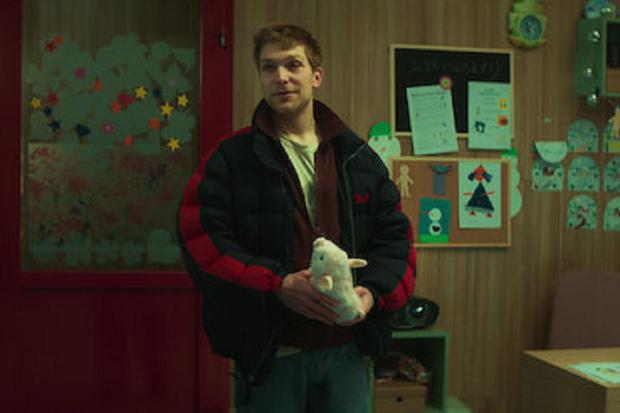 Ericowi udaje się zapobiec wydaleniu swojego pasierba w polskim filmie "Jedna noc w szkole" (zdjęcie: Netflix)