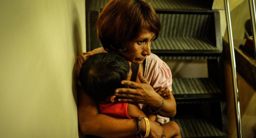 Una vagabunda y un ni&ntilde;o en una estaci&oacute;n de polic&iacute;as en Filipinas. (Foto: Getty Images) | Referencial