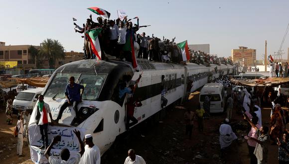 Miles de personas llegan a Jartúm, la capital de Sudán, para presionar por un gobierno civil. (Reuters).