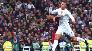 Cristiano Ronaldo y el codazo a Dani Alves durante el clásico