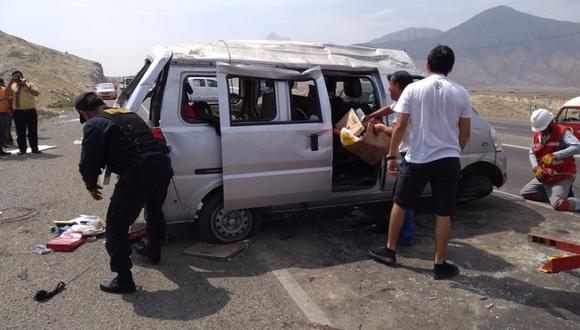 Dos pasajeros fallecieron luego de que la minivan en la que se transportaban se despistó y dio varias vueltas de campana. (Foto: cortesía)