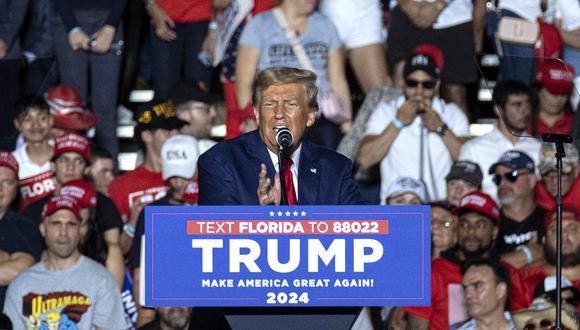 El expresidente de Estados Unidos y aspirante republicano a la presidencia de 2024, Donald Trump, durante un mitin en el estadio Ted Hendricks en Henry Milander Park en Hialeah, Florida, el 8 de noviembre de 2023. (Foto de Ricardo ARDUENGO / AFP)