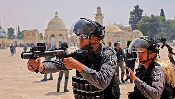 La policía israelí y los musulmanes palestinos se enfrentan en el recinto de la mezquita de Al-Aqsa de Jerusalén, el tercer lugar más sagrado del Islam, el 21 de mayo de 2021. (Foto: Ahmad Gharabli/ AFP)