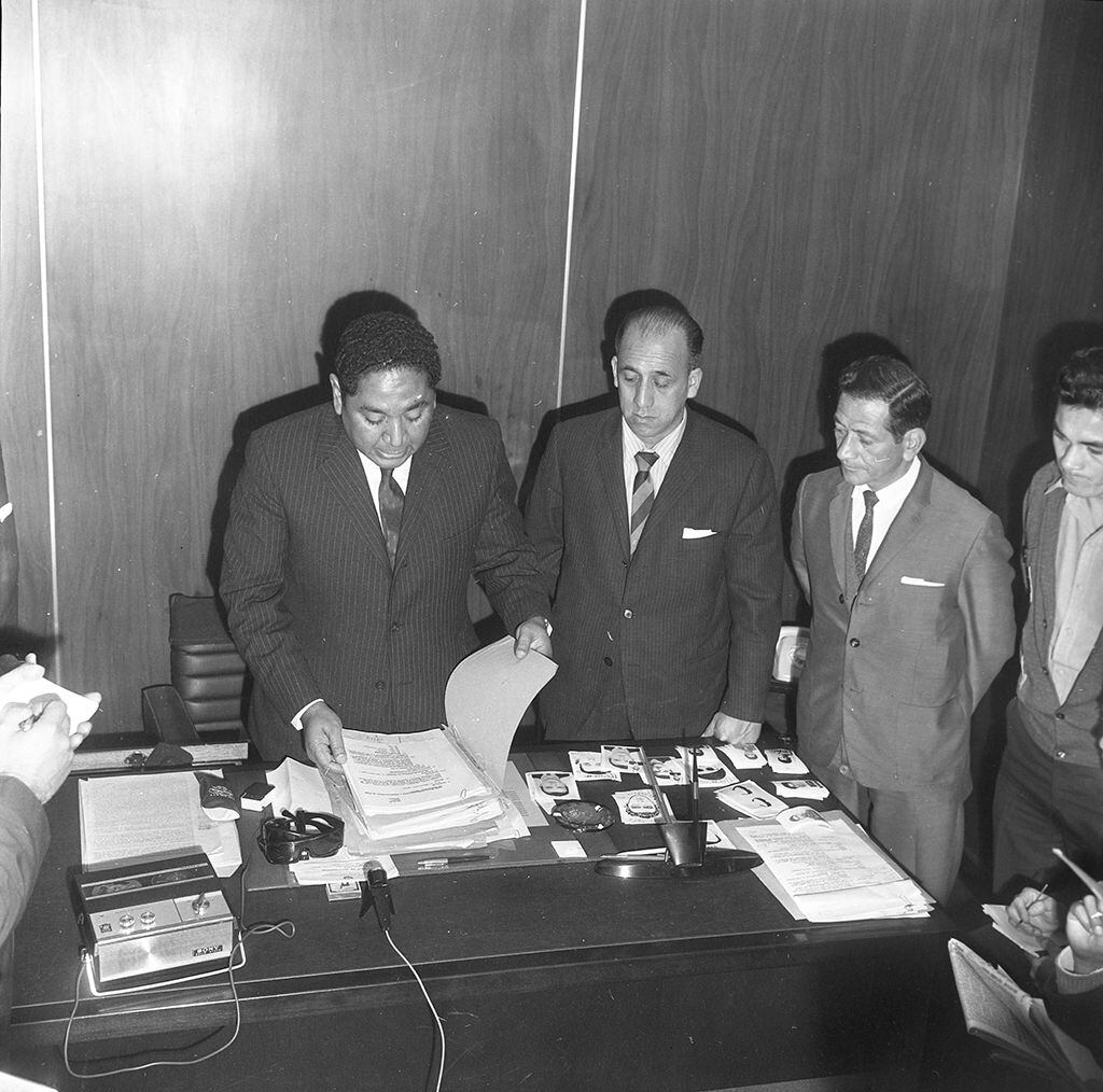 Conferencia de prensa de la PIP para dar detalles de los asaltos bancarios en la capital. (Foto: GEC Archivo Histórico)