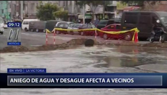Aniego fue provocado por el atoro de una tubería de desagüe instalada como parte de los trabajos de la Línea 2 del Metro de Lima y Callao, según Sedapal. (Captura: Canal N)