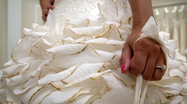 ¿Te casarías con un traje de papel higiénico? Mira unos modelos - 4