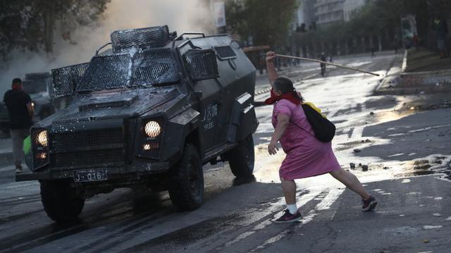 Las calles de Chile han vuelto este miércoles a acoger los reclamos de la ciudadanía como parte de las protestas iniciadas el pasado 18 de octubre, en una jornada en la que marcharon frente al palacio de La Moneda, sede el Gobierno del país. (Foto: Reuters).