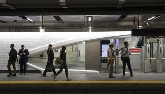 La gente camina a lo largo de la plataforma en la recién inaugurada estación de tren Cortland Street 1 en la ciudad de Nueva York. Foto referencial