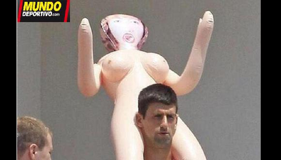 Djokovic y sus locas vacaciones: se luce con muñeca inflable