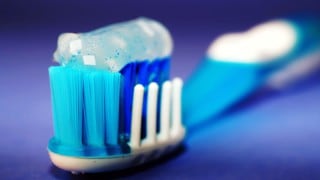 El error más común que cometes al usar el cepillo de dientes eléctrico