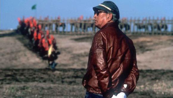 Akira Kurosawa en el set de Ran (1985). El cineasta japonés habría cumplido 110 años el 23 de marzo de 2020.