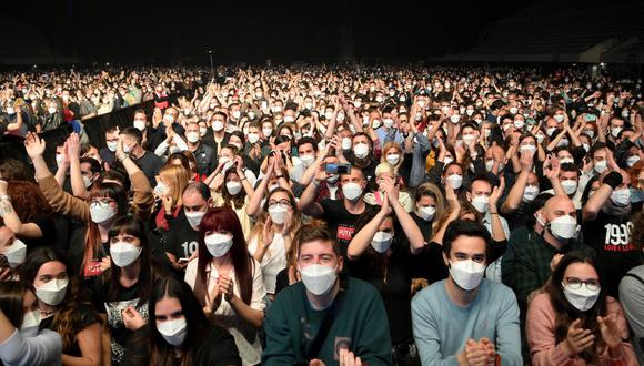 Los espectadores esperan el inicio de un concierto de música rock en el Palau Sant Jordi de Barcelona el 27 de marzo de 2021, en medio de la pandemia de coronavirus. (Foto de LLUIS GENE / AFP).