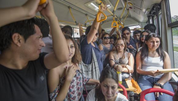 Los pasajeros del Metropolitano sufren por el hacinamiento y las altas temperaturas en los buses. (Foto: GEC)