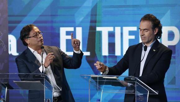 El candidato presidencial por la coalición Equipo por Colombia, Federico Gutiérrez (der), y el candidato por el Pacto Histórico, Gustavo Petro, participan en un debate en Bogotá. (EFE/ Mauricio Dueñas Castañeda).