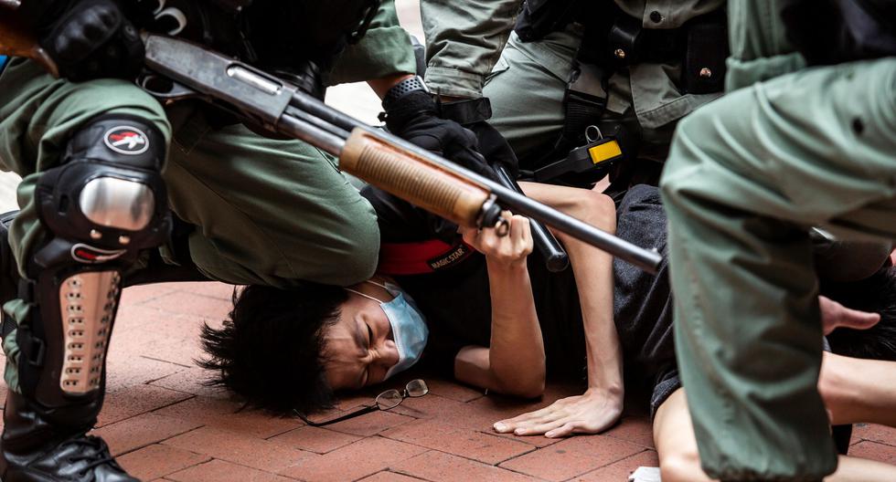 Esta foto de archivo tomada el 24 de mayo de 2020 muestra a la policía de Hong Kong deteniendo a un manifestante en favor de la democracia en el distrito de Causeway Bay. China aprobó una ley de seguridad nacional para Hong Kong el 30 de junio de 2020. (Foto por ISAAC LAWRENCE / AFP).