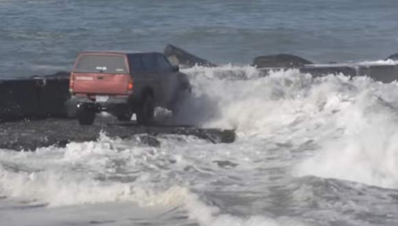Desafía al mar con su camioneta y sale mal parado [VIDEO]