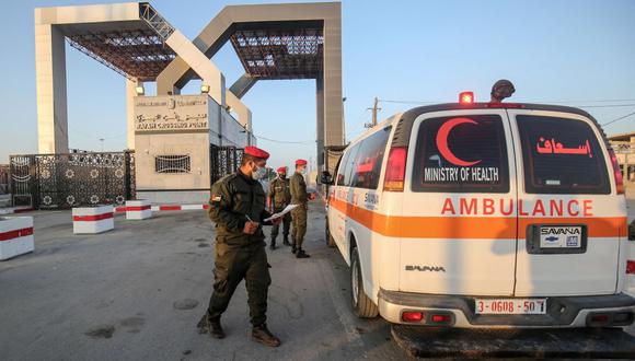 Imagen de archivo. Las fuerzas de seguridad, los gobernantes islamistas leales de Gaza, Hamas, inspeccionan un vehículo de ambulancia en el cruce fronterizo de Rafah con Egipto, en el sur de la Franja de Gaza, el 27 de septiembre de 2020. (SAID KHATIB / AFP).