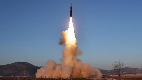 El lanzamiento de prueba de un misil balístico intercontinental (ICBM) Hwasongpho-18 en un lugar no revelado en Corea del Norte, el 19 de diciembre de 2023. (Foto de KCNA VIA KNS / AFP)