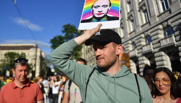 Un manifestante sostiene un cartel que muestra al presidente ruso Vladimir Putin frente al Parlamento de Hungría, durante una protesta contra el proyecto de ley que busca prohibir la "promoción" de la homosexualidad. (GERGELY BESENYEI / AFP).