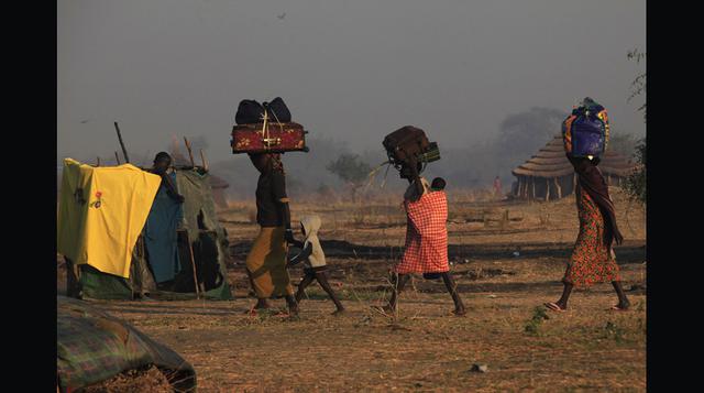 Miles de familias huyen de la violencia de Sudán del Sur - 1