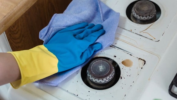 Persona limpiando su cocina en casa. (Imagen: Pexels)