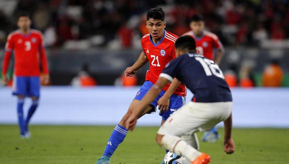 Chile's forward Dami�n Pizarro (L) and Paraguay's midfielder Diego Gomez (R) fight for the ball during the 2026 FIFA World Cup South American qualification football match between Chile and Paraguay at the David Arellano Monumental stadium in Macul, Santiago, on November 16, 2023. (Photo by Javier TORRES / AFP)