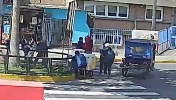 Trabajadores de la ONPE fueron asaltados por delincuentes armados en El Agustino a pocos días de las Elecciones 2022. (Captura: Latina)