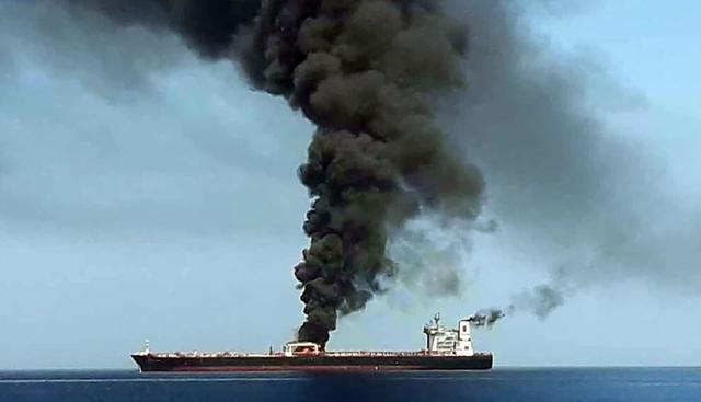 Dos petroleros quedan a la deriva y en llamas tras ataque en el Golfo de Omán. (Foto: AFP)